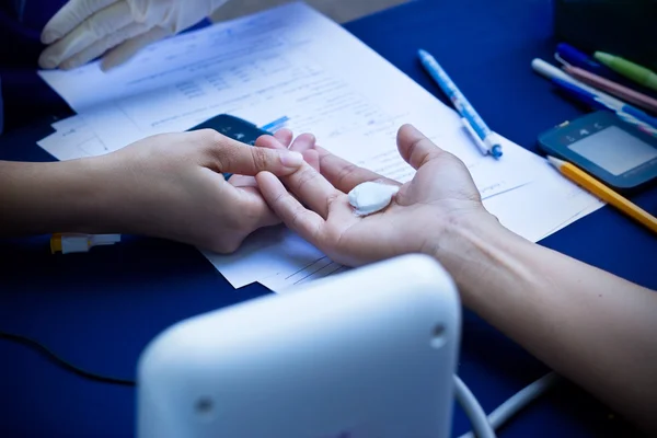 Лікар перевіряє жінку на наявність артеріального тиску, концепція охорони здоров'я — стокове фото