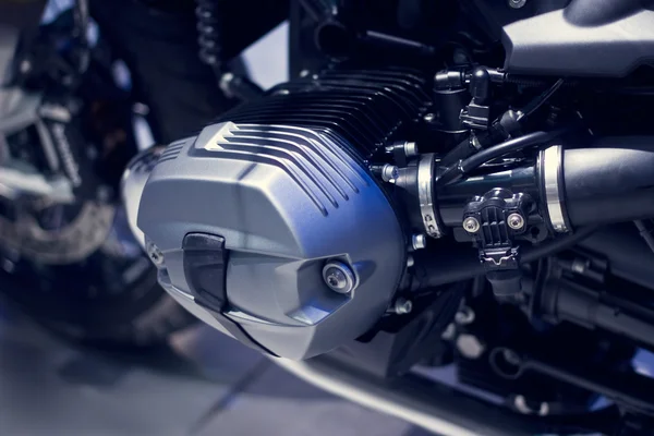 Motor de motocicleta close-up no fundo escuro — Fotografia de Stock