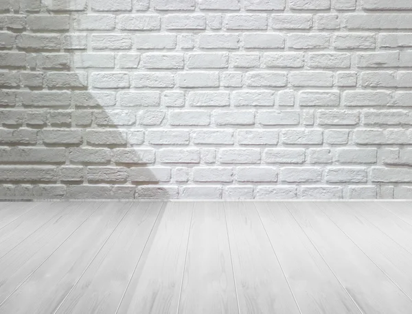 Beyaz tuğla duvar ve ahşap zemin ışık ve gölge, siyah ve beyaz — Stok fotoğraf