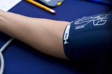 Kadın hasta arteryel kan basıncı, sağlık kavramı kontrol