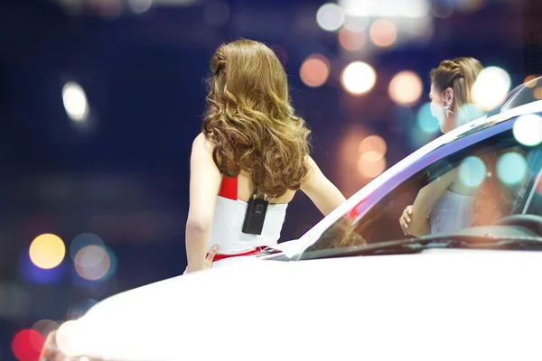 Mujer con pelo largo y rubio en vestido blanco sexy por la noche —  Fotos de Stock