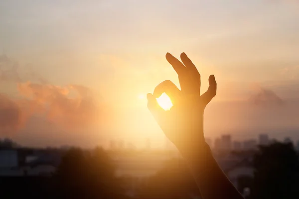 Χέρι κατά το ηλιοβασίλεμα, ένα σημάδι του διαλογισμού στο βουδισμό, μαλακό foc — Φωτογραφία Αρχείου