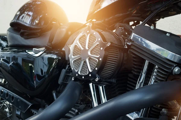 Detalhe do motor de motocicleta no fundo da rua — Fotografia de Stock