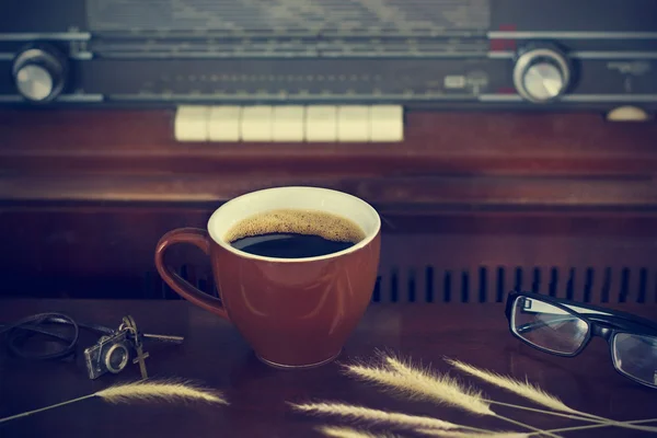 Coffee cup and retro radio background, vintage color tone — Stock Photo, Image