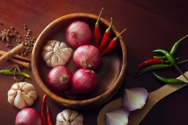 Taze ot ve baharat, soğan dilimleri, sarımsak ve acı biber