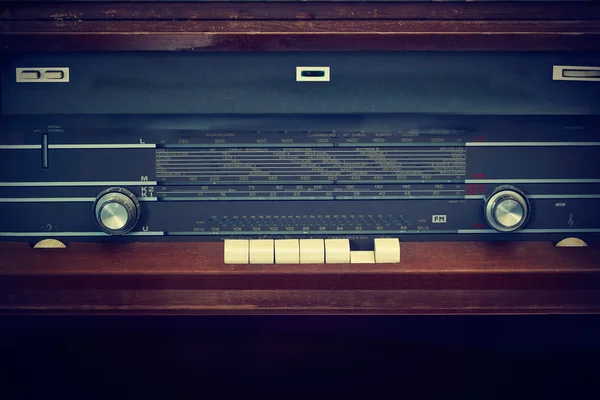 Rádio antigo no estilo de tom de cor vintage — Fotografia de Stock