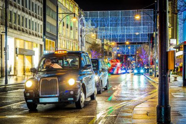 Oxford caddesinde, Londra 'da Noel trafiğinde siyah taksi