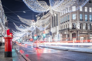 Londra, İngiltere 'deki Regent caddesinde kırmızı posta kutusu.
