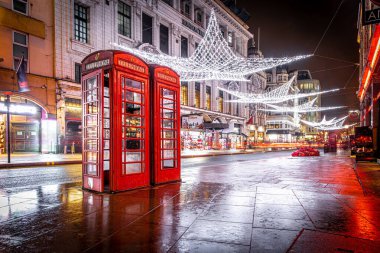 Londra 'da Noel zamanı Leicester Meydanı' nın yanındaki telefon kulübesi.