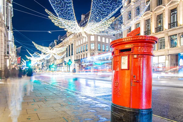 ロンドンのリージェント通りにある赤いメールボックス — ストック写真