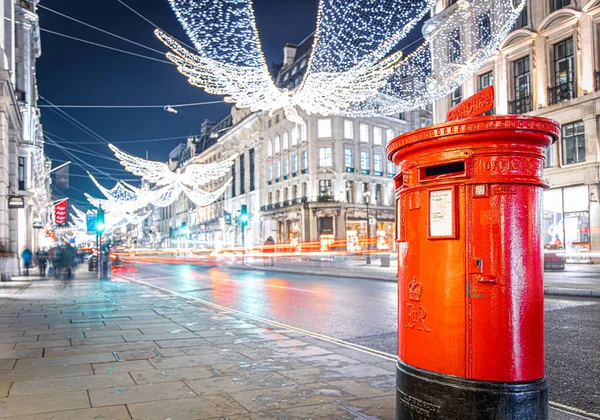 ロンドンのリージェント通りにある赤いメールボックス — ストック写真