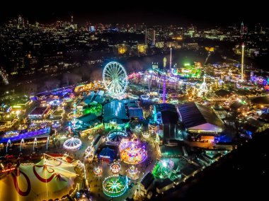 Hyde Park, Londra 'daki Noel lunaparkının havadan görüntüsü