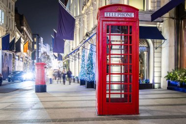 Londra 'da Noel zamanı posta kutusu ve telefon kulübesi