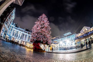 Londra Covent Bahçesi 'nin Noel süslemeleri