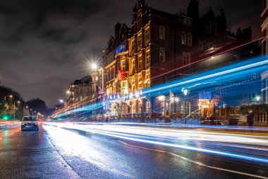Londra 'da Noel için dekore edilmiş bir bar.