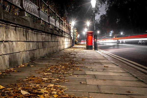 夜のロンドンの古典的な赤いポストボックス — ストック写真