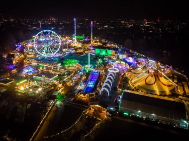 Hyde Park, Londra 'daki Noel lunaparkının havadan görüntüsü