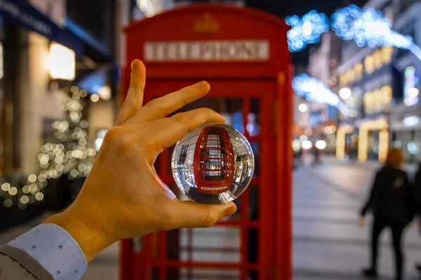 London Classic Red Phone Box Przez Krystaliczną Kulę — Zdjęcie stockowe