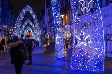 Londra 'da Noel için süslenmiş Molton sokağı
