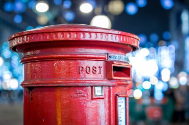 Noel zamanı Oxford caddesinde klasik Londra posta kutusu.