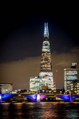 Lodon 'un Aydınlatılmış Çömleği Geceleyin