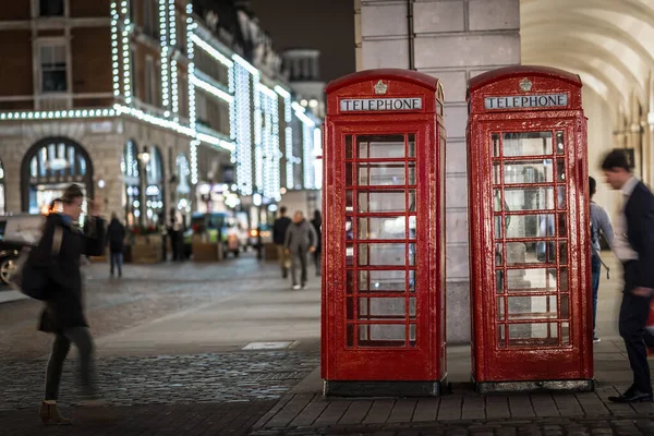 ロンドンのクリスマス タイムにあるコヴェント ガーデンの電話ボックス — ストック写真