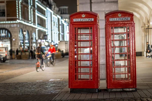 ロンドンのクリスマス タイムにあるコヴェント ガーデンの電話ボックス — ストック写真