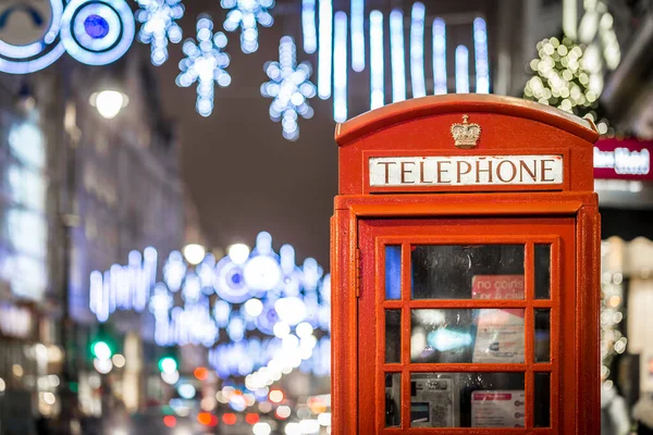 ロンドンのクリスマスの時間に電話ボックス — ストック写真