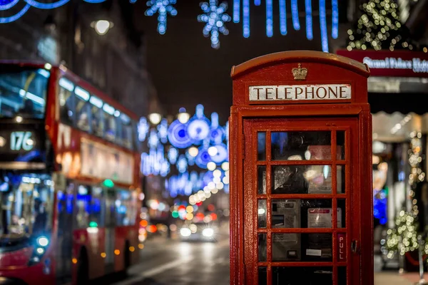 ロンドンのクリスマスの時間に電話ボックス — ストック写真