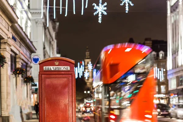 ロンドンのクリスマスの時間に電話ボックス — ストック写真