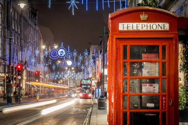 ロンドンのクリスマスの時間に電話ボックス — ストック写真