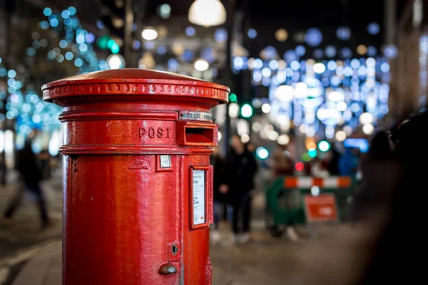 クリスマスの時間にオックスフォード通りの古典的なロンドンのポストボックス — ストック写真
