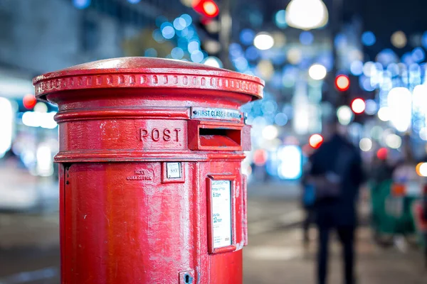クリスマスの時間にオックスフォード通りの古典的なロンドンのポストボックス — ストック写真