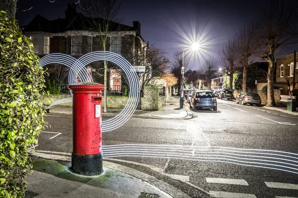 ロンドン郊外 イギリスのポストボックスとライトトレイル — ストック写真