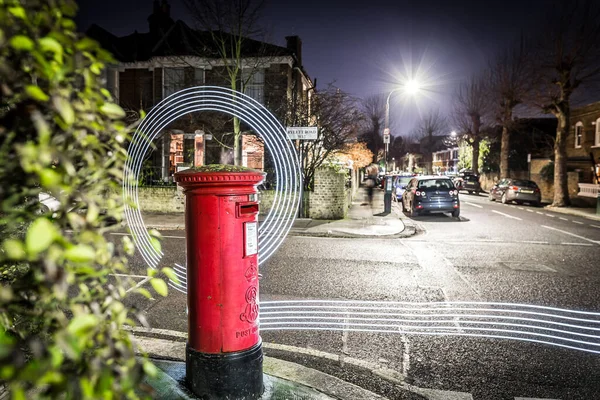 ロンドン郊外 イギリスのポストボックスとライトトレイル — ストック写真
