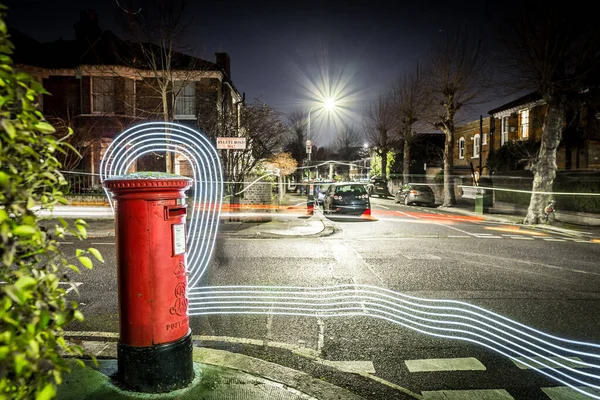 ロンドン郊外 イギリスのポストボックスとライトトレイル — ストック写真