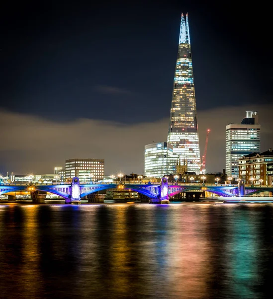 夜のロンドンのイルミネートシャード — ストック写真