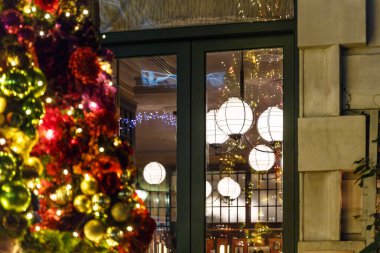 Açık havada süslenmiş Noel ağacı, İngiltere