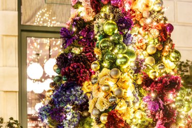 Açık havada süslenmiş Noel ağacı, İngiltere