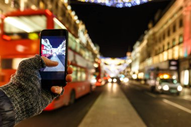 İngiltere 'de cep telefonuyla Noel Londra' sının fotoğrafını çekiyor.
