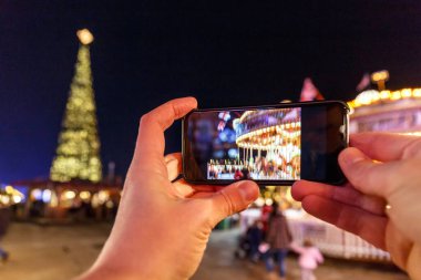 2016 'da Hyde Park, Londra' da Noel panayırının fotoğrafını çekiyorlar.