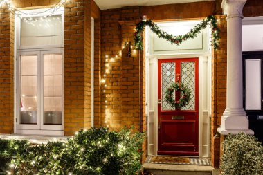 Londra, İngiltere 'de Noel için dekore edilmiş ev.