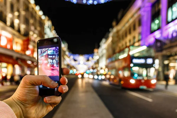 Mengambil Foto Natal London Pada Ponsel Inggris — Stok Foto