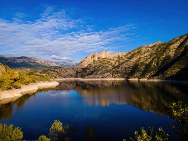 Kuzey İspanya 'daki El Serge nehri üzerindeki Presa de Oliana barajının havadan görüntüsü.