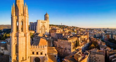 Girona 'nın havadan görünüşü, Spains' in kuzeydoğu Katalonya bölgesinde Onyar Nehri kıyısında bir şehir..
