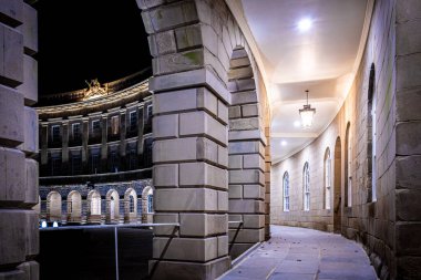 İngiltere 'nin Doğu Midlands bölgesinde Derbyshire' da bir spa kasabası olan Buxtob 'un gece manzarası.