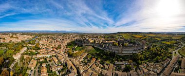 Fransa 'nın Occitanie bölgesindeki Aude departmanındaki Fransız kuvvetlendirilmiş bir şehir olan Carcassonne' un hava manzarası.