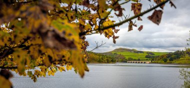 İngiltere 'nin Pennines, İngiltere' nin güney ucunda yer alan Peak bölgesindeki Ladybower rezervuarının görüntüsü.
