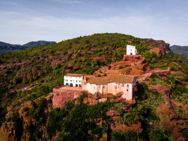 İspanya 'daki Mare de Deu de la Roca de Mont-roig' in havadan görünüşü kayalık tırmanış alanları, panoramik manzarası ve tarihi bir kilise ile engin tepe tırmanış rotası.