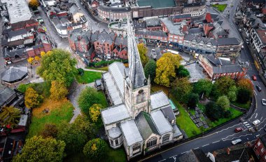 St Mary Kilisesi 'nin eğri büğrü kulesi ve Chesterfield, Derbyshire, İngiltere' deki All Saints.